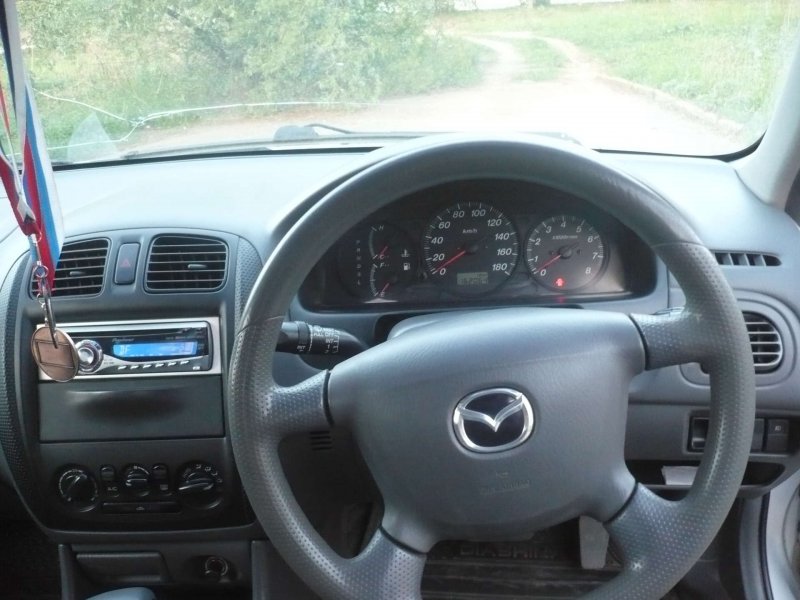 Mazda familia 2000 салон