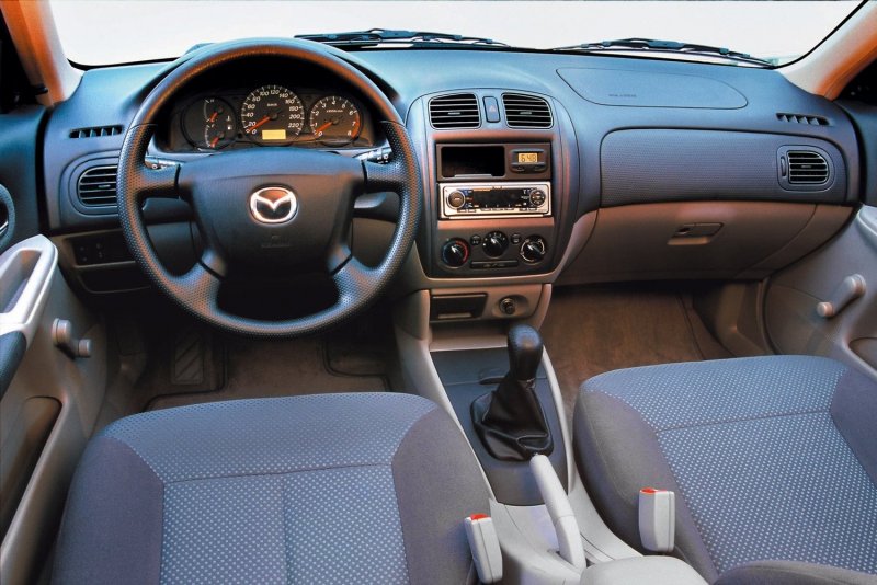 Mazda familia 2002 салон
