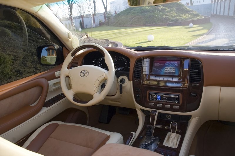 Toyota Land Cruiser 100 Interior