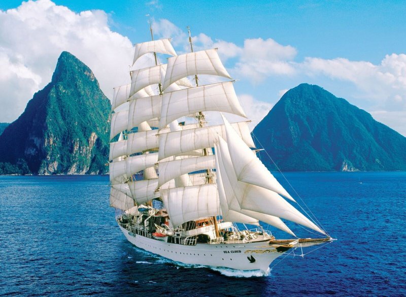 Парусник в море
