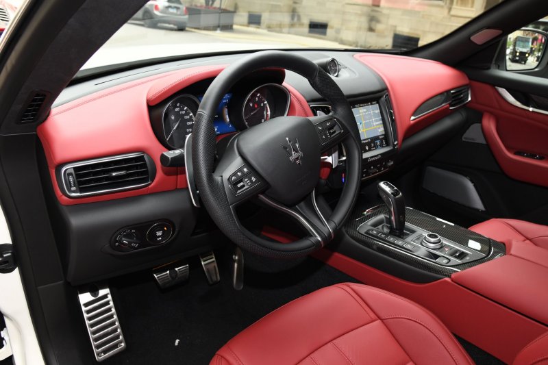 Maserati Levante 2021 красный салон