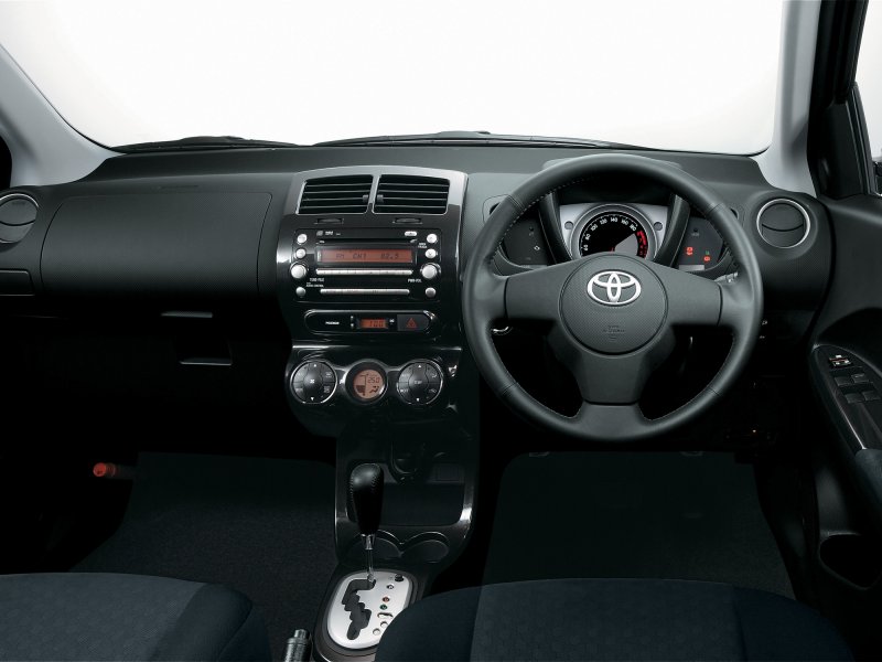 Toyota ist 2008 салон