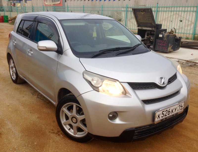 Toyota ist 2008 Red