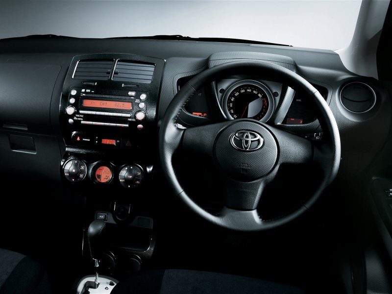 Toyota ist 2 поколение