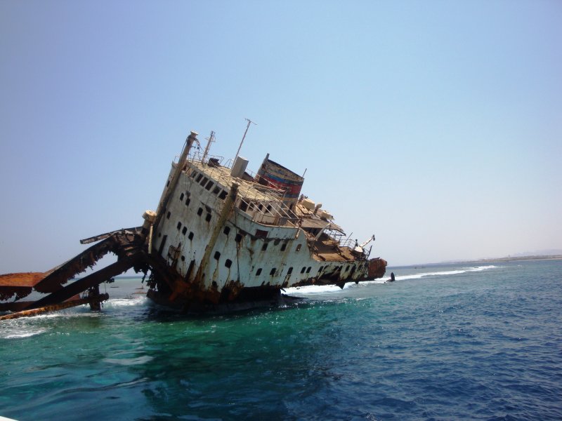 Затонувший корабль World Discoverer