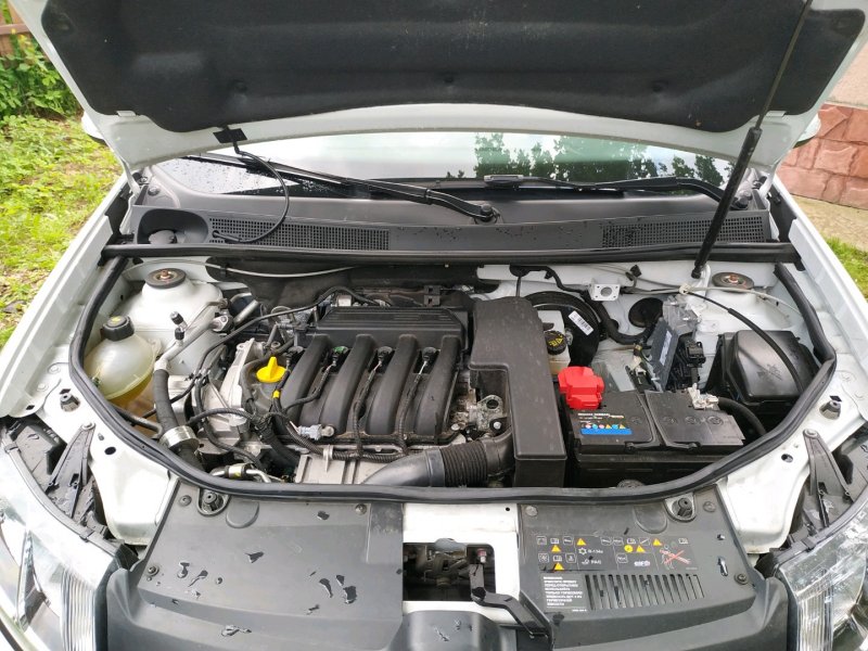Детали под капотом Renault Logan 2