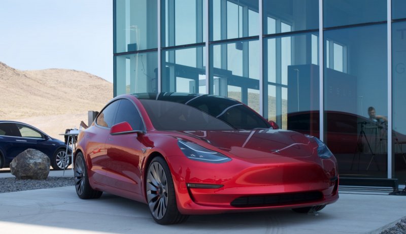 Tesla model 3 красная