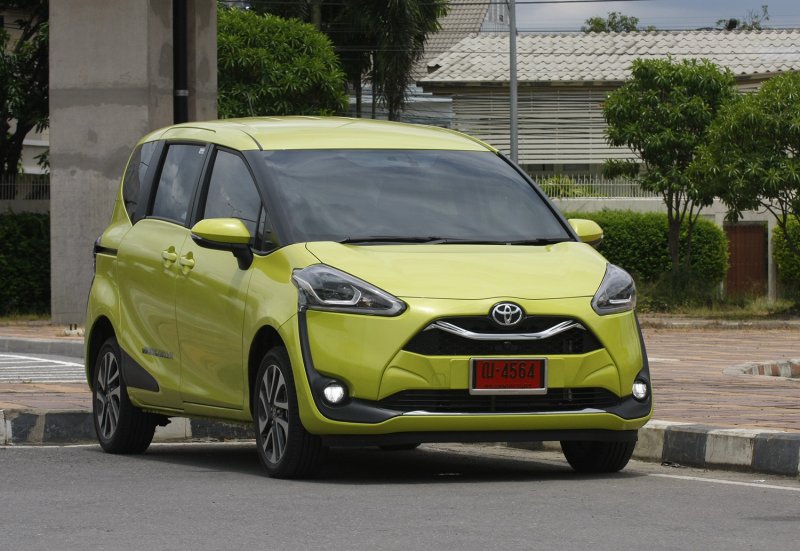 Toyota Sienta 2015 год