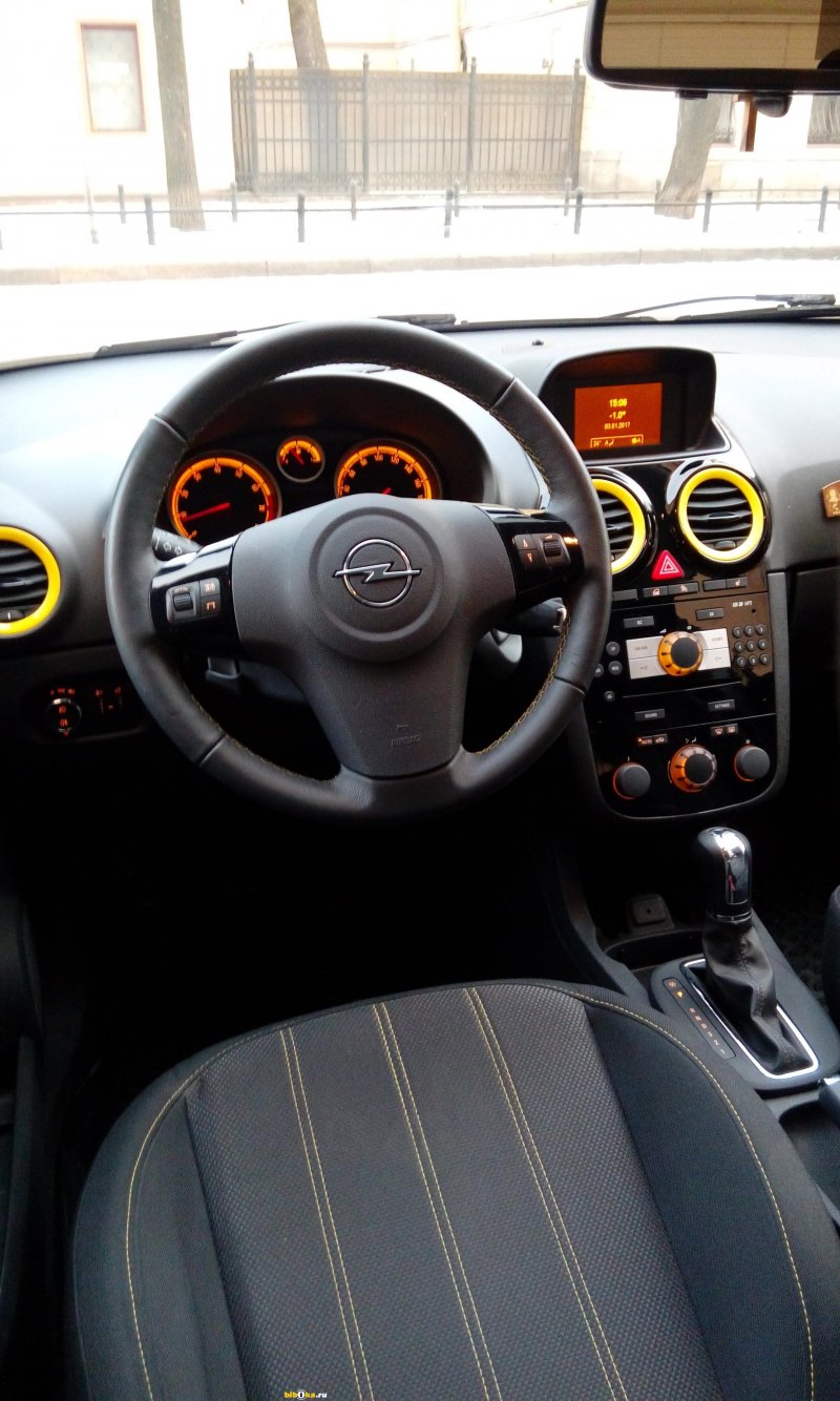 Опель Корса 1.4 автомат салон