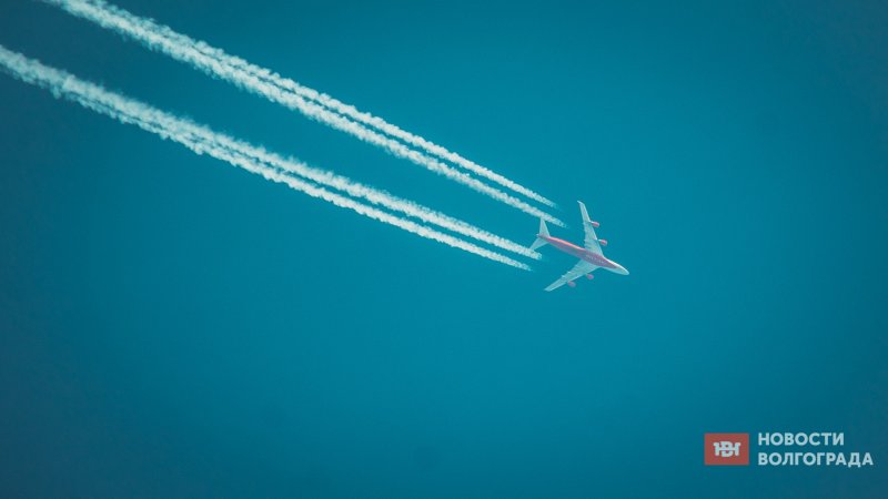Самолет в небе скорость