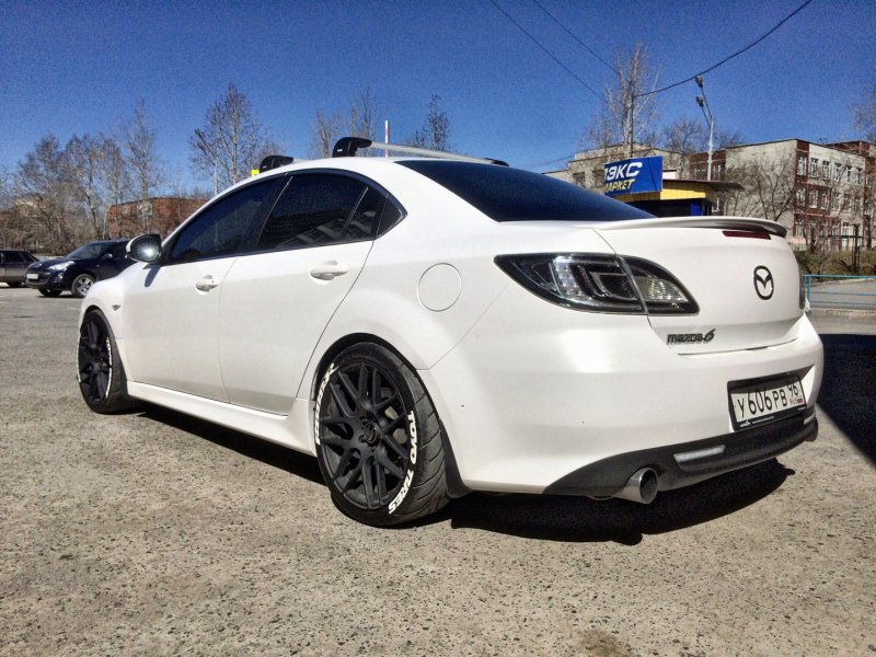 Белая Mazda GH r19