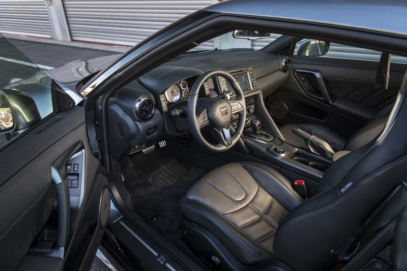 Nissan GTR Nismo салон
