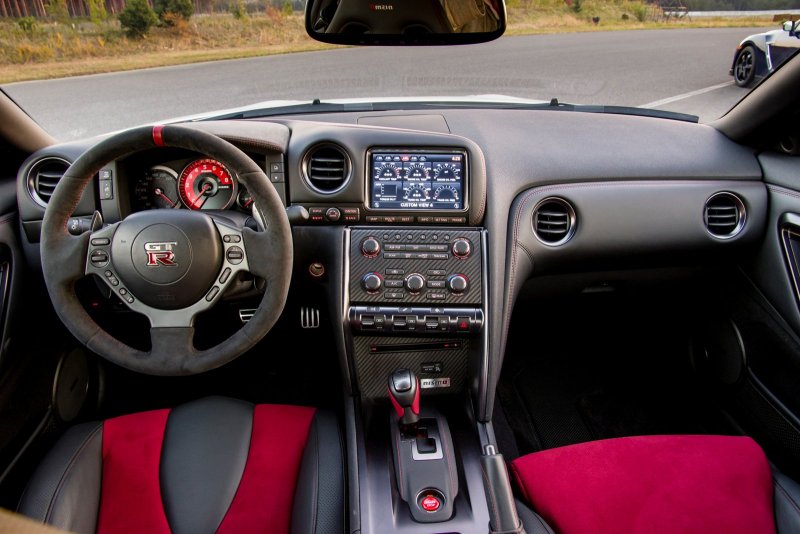 Nissan GTR Nismo салон