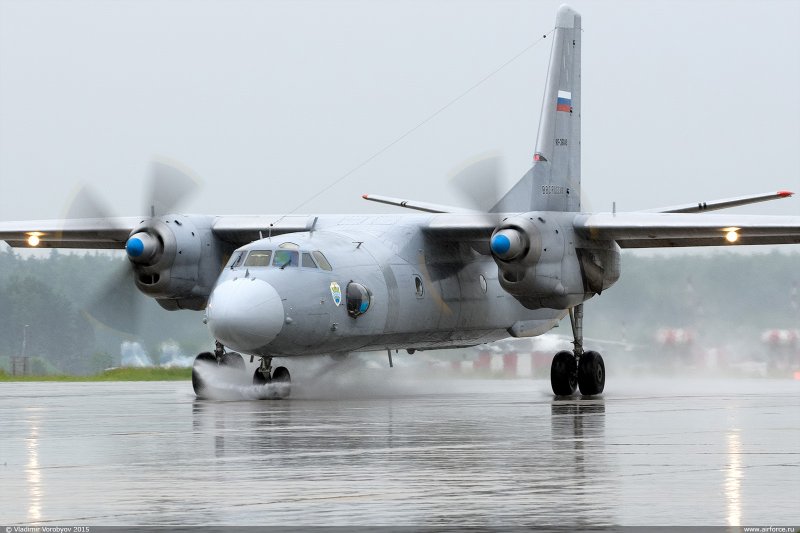 АН-26 военно-транспортный самолёт