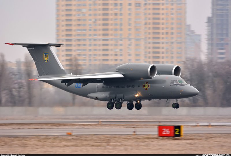 АН-12 военно-транспортный самолёт