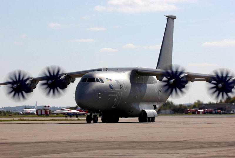 АН-72 военно-транспортный самолёт