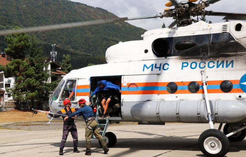 Спасательный вертолет в горах