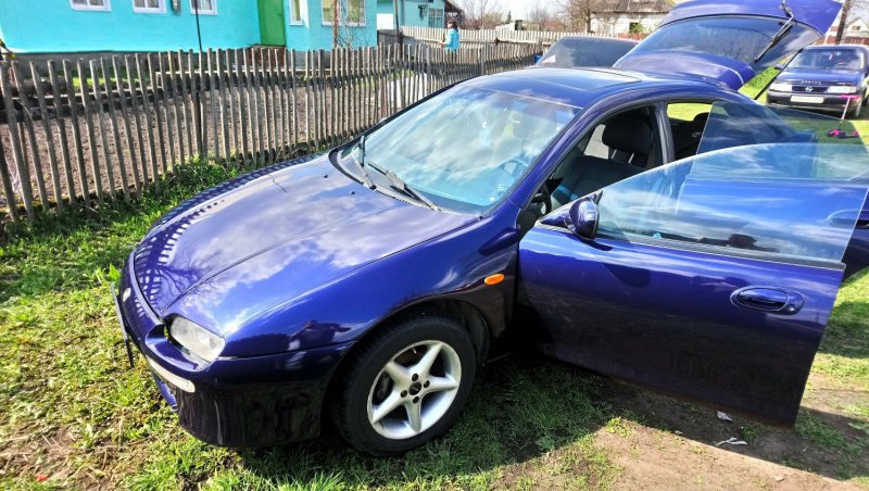 Mazda 323 синяя