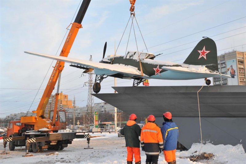 Мичуринск самолет памятник
