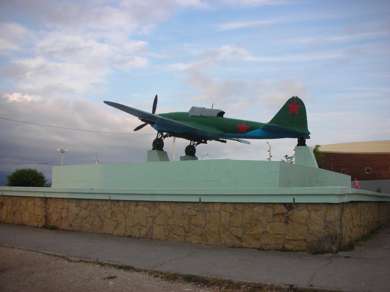 Памятник самолёт-Штурмовик ил-2 Новороссийск