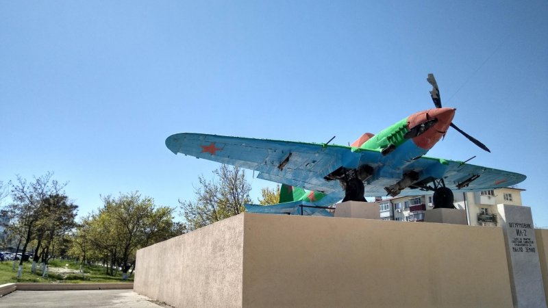 Памятник ил 2 в Новороссийске