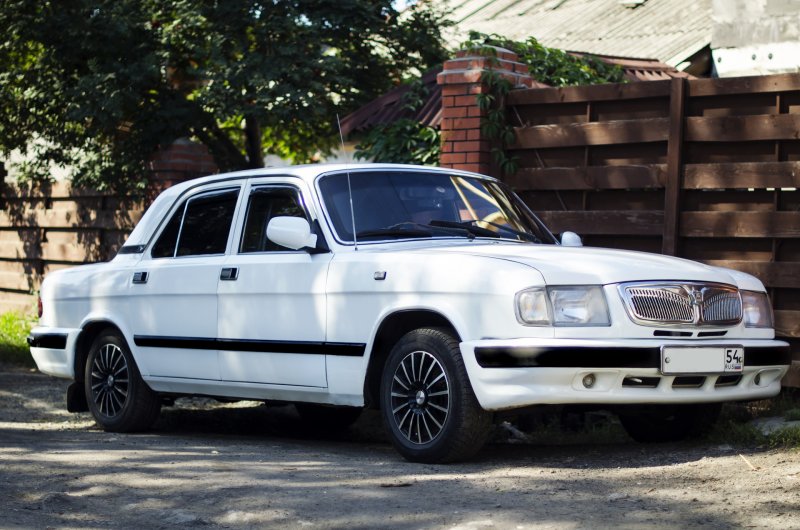 ГАЗ 3110 белая