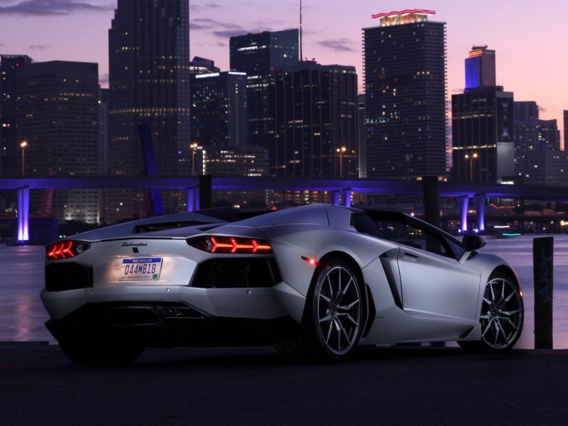 Суперкар Lamborghini Aventador