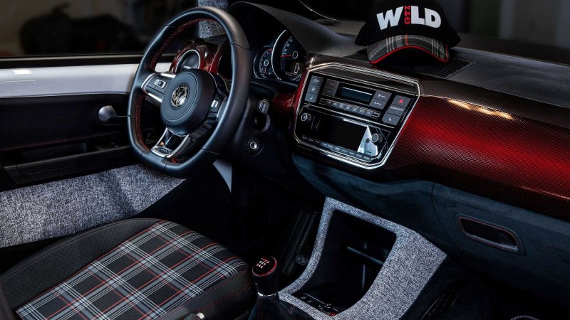 Фольксваген up GTI черный салон