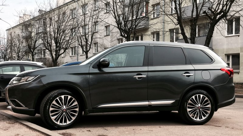 Mitsubishi Outlander 3 r19