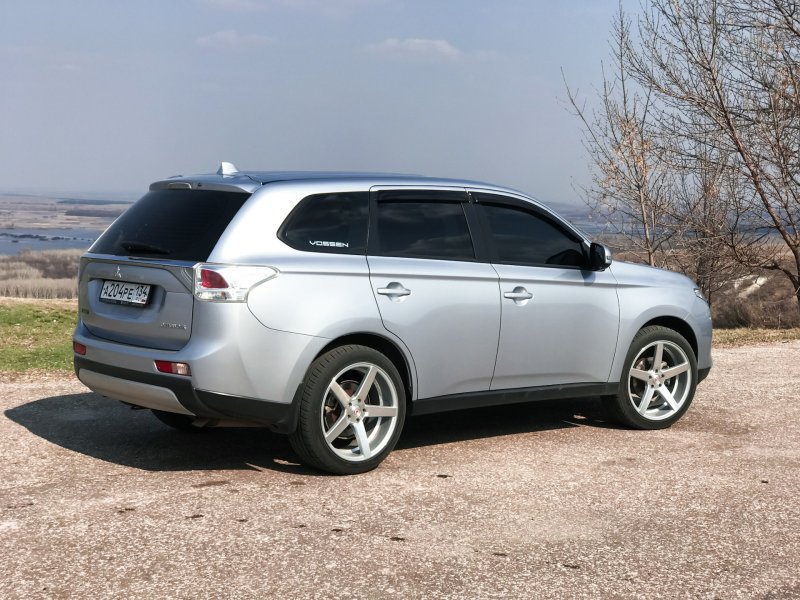 Mitsubishi Outlander 2013 на r18