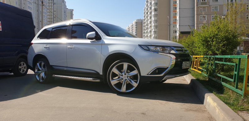 Mitsubishi Outlander 3 r20