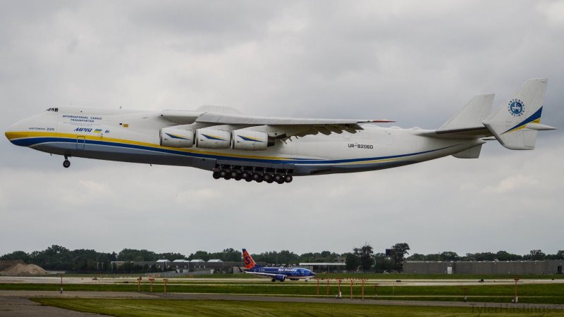 Самолёт АН-124-100