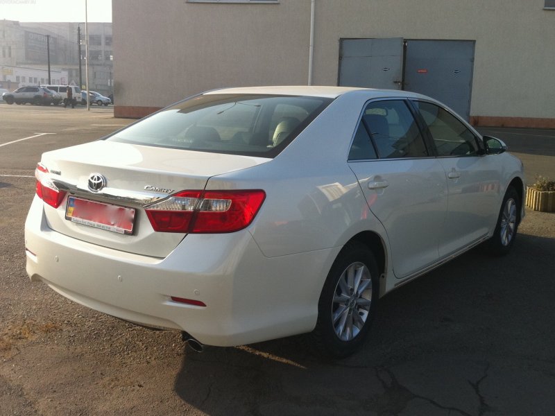 Toyota Camry 2012 белая