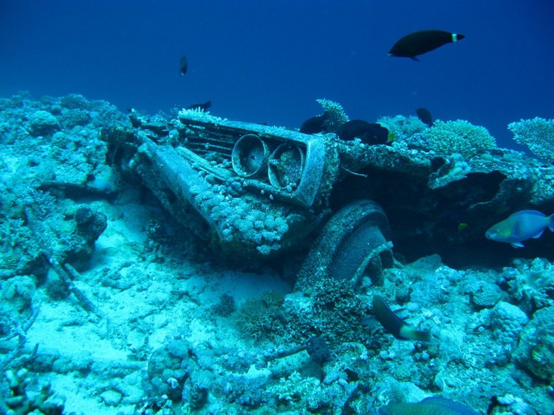 Машина на дне моря