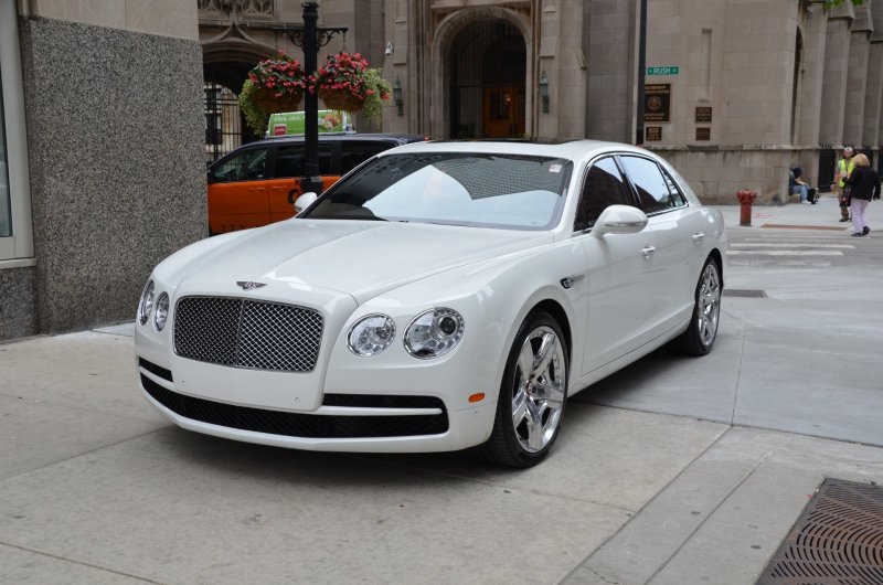 Bentley Flying Spur белый