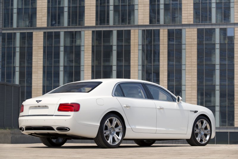 Bentley Flying Spur белый