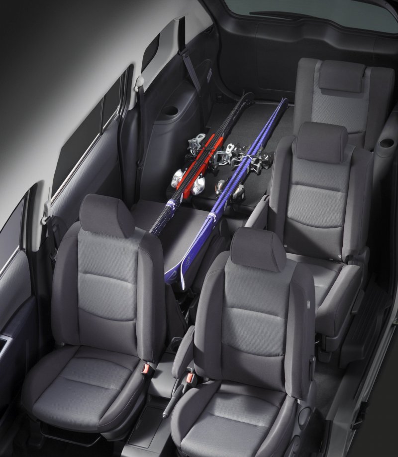Mazda5 компактвэн салон