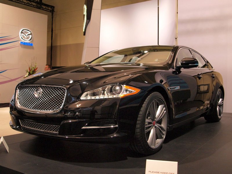 Ягуар машина XJ 2020