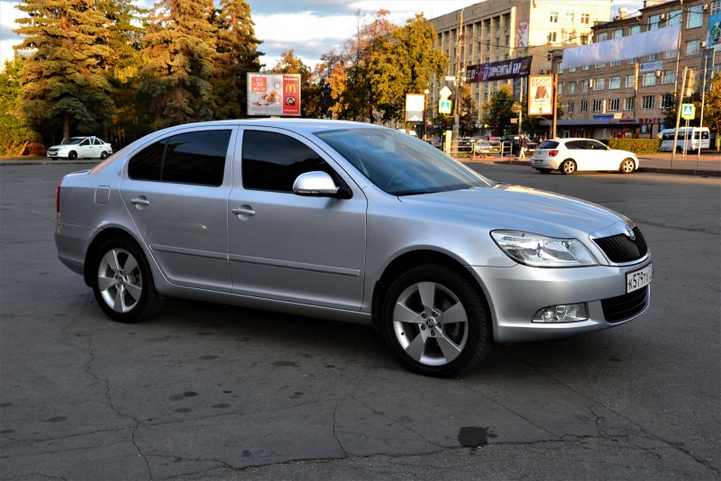 Шкода Октавия 2011 серебристая