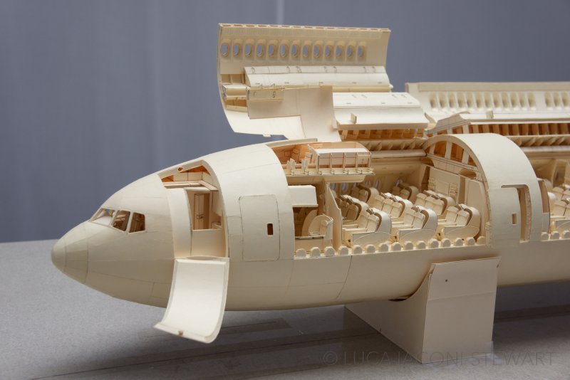 Боинг 777 из картона