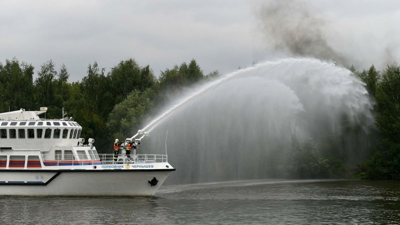 Пожарное судно “полковник Чернышов”