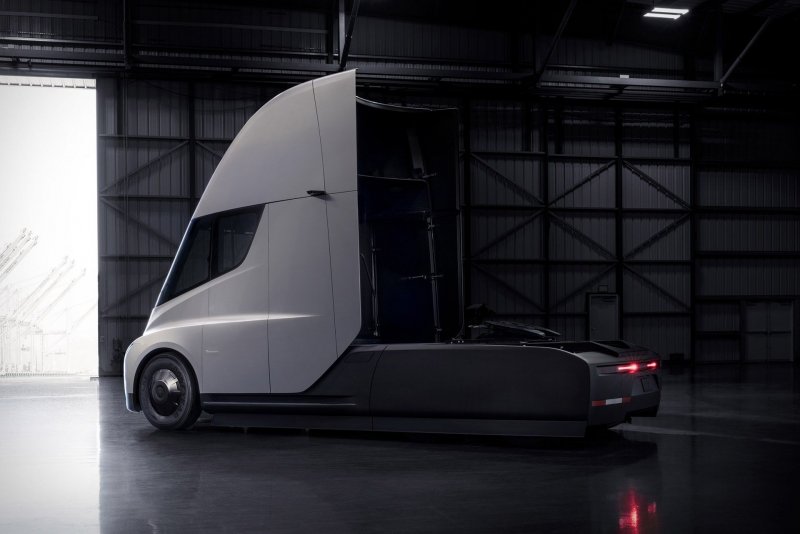 Беспилотный грузовик Tesla Semi