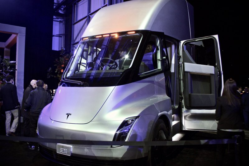 Электрический грузовик Tesla Semi