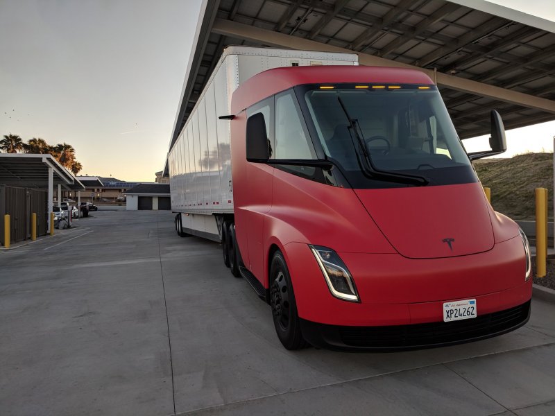 Электрический грузовик Tesla Semi