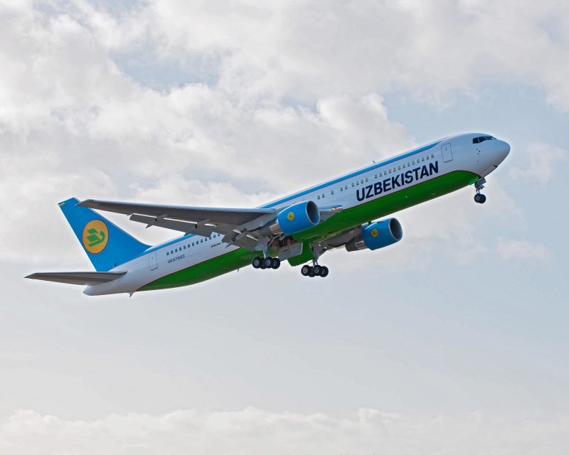 Самолет Uzbekistan Airways