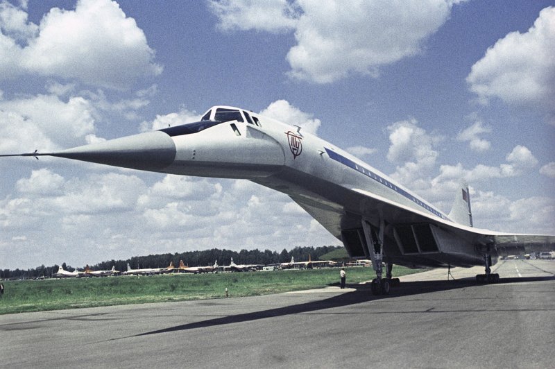 Сверхзвуковой пассажирский самолет ту-144