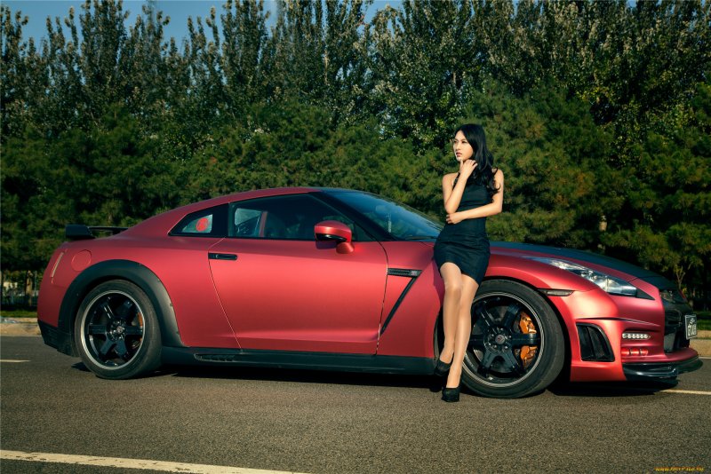 Nissan gt-r r35 с девушкой