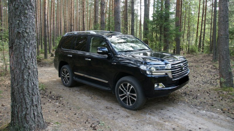 Toyota Land Cruiser 200 черный