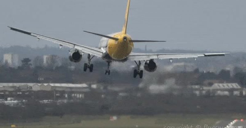 Gif самолет приземляется