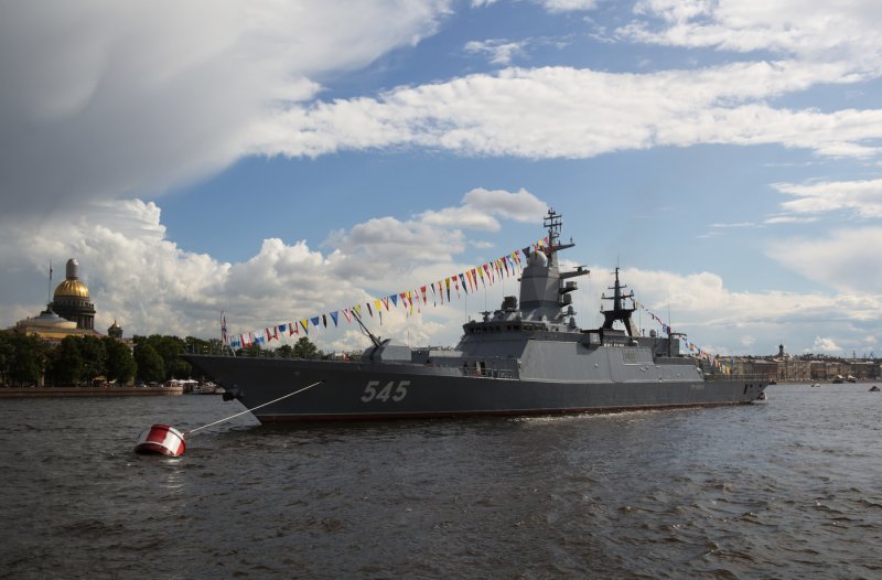 Корабль Полтава на параде ВМФ В Санкт-Петербурге